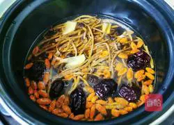 Illustration of how to make tea tree mushroom and red date soup 5