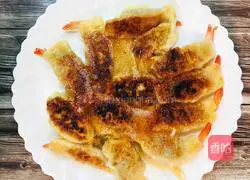 Illustration of how to make shrimp pot stickers 8