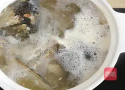 Illustration of making fish head and tofu soup 12