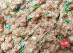 Illustration of how to make meat buns with thin skin and large fillings 3