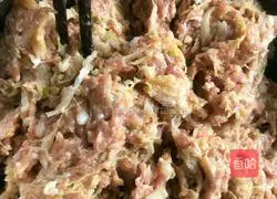 Illustration of how to make steamed pickled cabbage dumplings 2