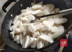 Illustration of how to make pickled vegetables, shredded pork and mushroom rice cake soup 6