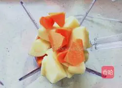 Illustration of how to make carrot and apple milkshake 3