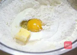 Illustration of how to make orange peel and sesame egg powder 3