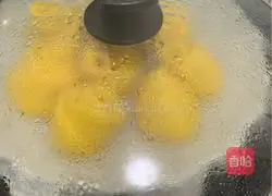 Illustration of how to make pumpkin steamed buns 13