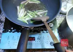 Illustration of how to make noodles with scallion oil 3