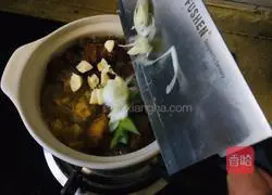 Illustration of how to make casserole with braised pork and sauerkraut 4