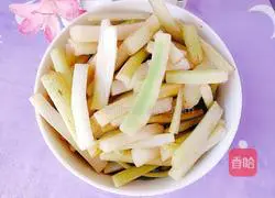 Illustration of how to make braised chicken with cattail sprouts 10