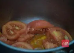 Illustration of how to make tomato and enoki mushroom soup 8