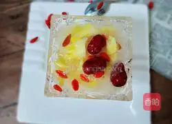 Illustration of how to make pineapple and white fungus soup 8