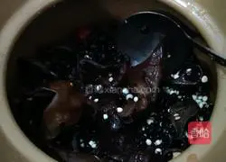 Illustration of how to make black fungus stewed in chicken soup 4
