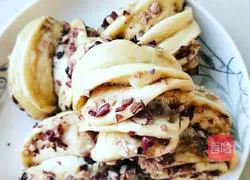 Illustration of how to make red bean rolls 11