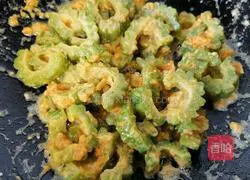 Illustration of how to bake bitter melon with egg yolk 7