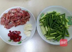 Illustration of how to cook sausage and garlic sprouts 1