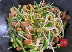 Illustration of how to make steamed braised noodles 3