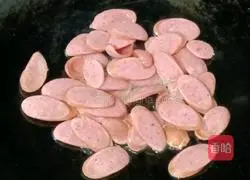 Illustration of how to make sausage and egg fried pasta 10