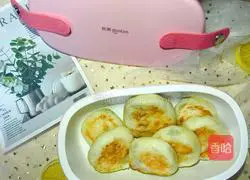 Illustration of how to make scallion pancakes 8