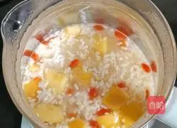 Illustration of how to make apple and white fungus rice wine 9