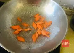 Illustration of how to make fried sausage with onions and carrots 2