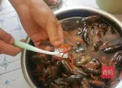 Spicy Illustration of how to make beer crayfish➕braised noodles 1