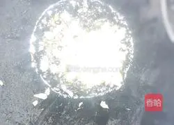 Illustration of how to make fried sausage with snow peas 6