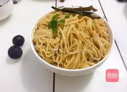 Illustration of how to make noodles with scallion oil 7