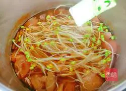 Illustration of the recipe of Big Foot Fungus, Bean Sprouts and Beef Tendon Soup 17