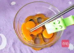 Illustration of how to make black sesame fish and egg custard 4