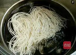 Illustration of how to make eggplant braised noodles 7