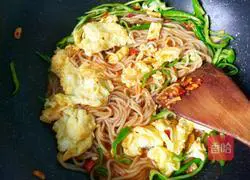Illustration of how to make fried rice noodles with fish flavor and eggs 14