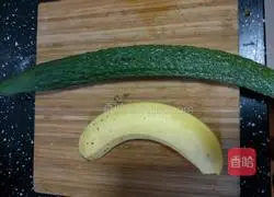 Illustration of how to make cucumber and banana intestine juice 1