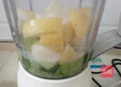 Illustration of how to make cucumber and pear juice 6
