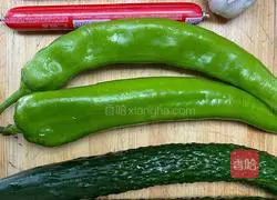 Illustration of how to make cucumber-fried ham sausage 1
