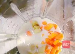 Illustration of how to make papaya milkshake 3