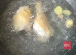 Illustration of how to cook chicken soup with fish maw 10