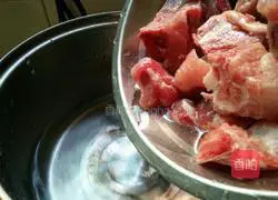 Shiitake mushrooms, carrots, lotus root and ribs Illustration of how to make soup 4