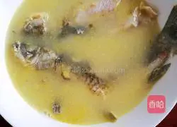 Illustration of how to make pure wild crucian carp soup 6