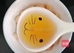 Illustration of how to stir-fry edamame rice with diced chicken 2