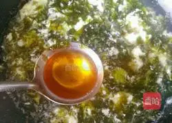 Illustration of how to make seaweed and egg soup 8