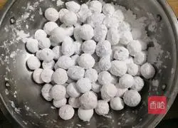 Illustration of how to make coconut milk and nectar meatball soup 12