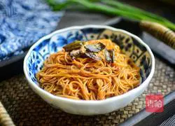 Illustration of how to make noodles with scallion oil 7