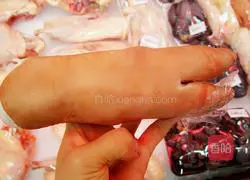 Illustration of how to make pig's feet and lotus root soup 1