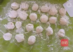 Illustration of how to make carrot, chicken and scallion buns 6