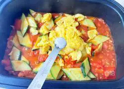 Illustration of how to make tomato, cucumber and scrambled eggs 14