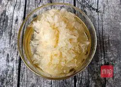 Illustration of how to make wolfberry, water chestnut and corn syrup 1