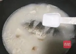 Illustration of how to make crucian carp tofu soup 12