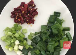 Illustration of how to make fat intestines in a dry pot 3