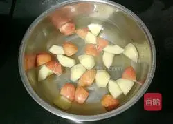 Illustration of how to make apple white fungus syrup 2