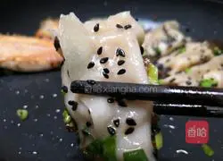 Illustration of how to make pot sticker dumplings stuffed with green and white radish and meat stuffing 1