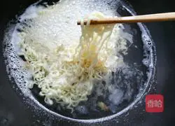 Illustration of how to make fried noodles with eggs 4